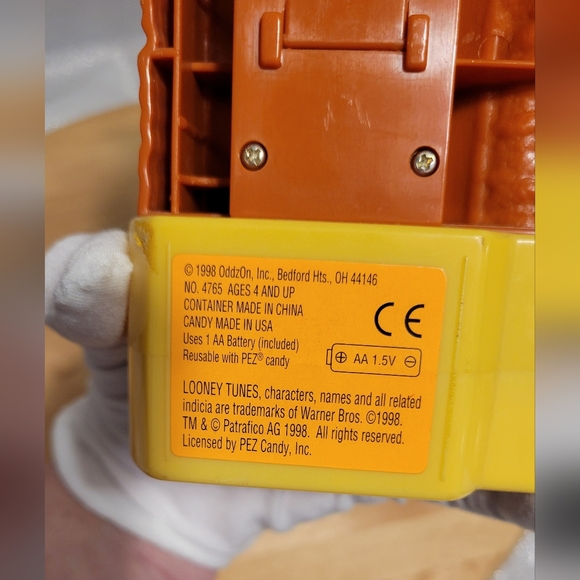 Pez 1998 Looney Tunes Wile E. Coyote and Road Runner Candy Hander - Picture 9 of 12